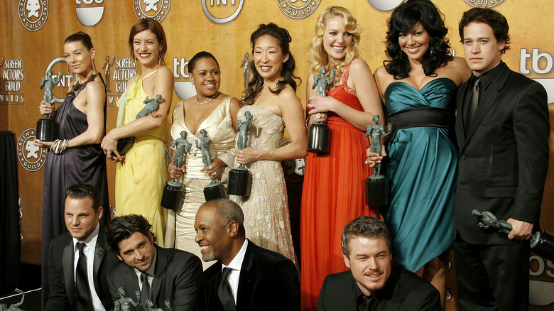 Katherine Heigl et le casting de Grey's Anatomy tenant leurs prix Screen Actor's Guild