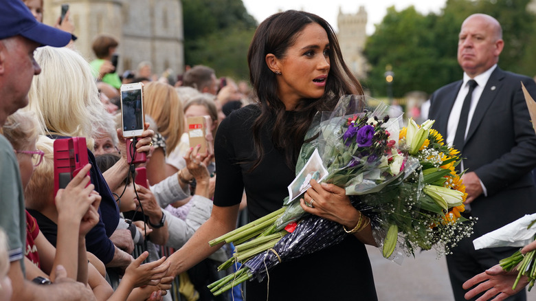 Meghan Markle avec des fleurs