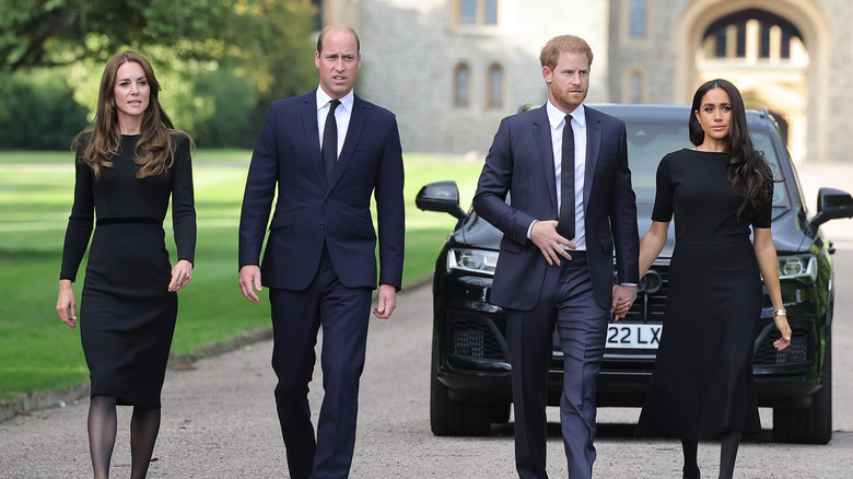 Kate, William, Harry et Meghan marchant