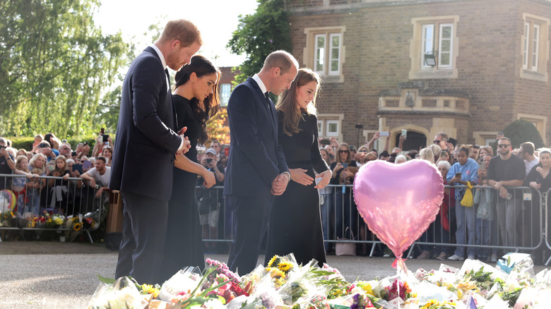 Kate, William, Harry et Meghan marchant