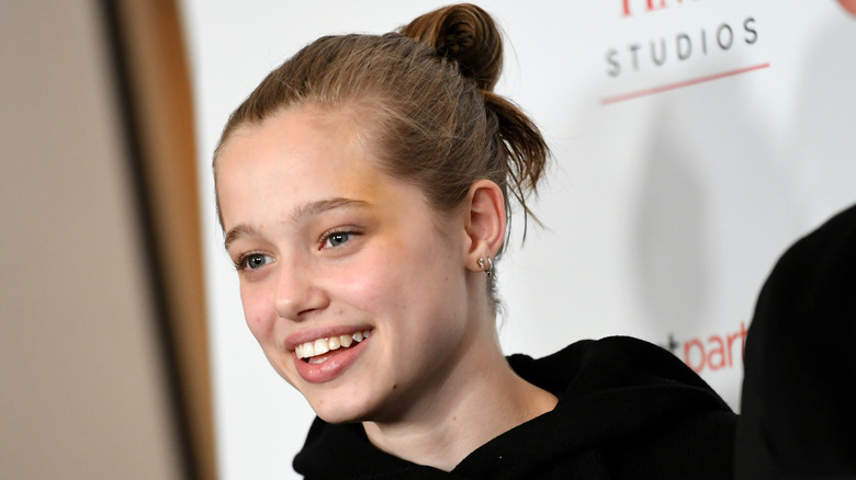 Shiloh Jolie-Pitt souriante