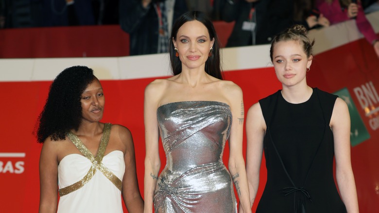 Angelina Jolie sur le tapis rouge avec ses filles