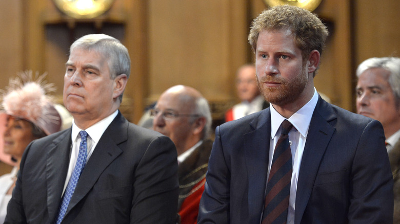 Le prince Andrew, le prince Harry à l'air sombre