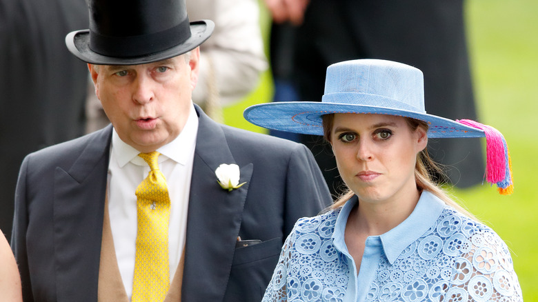 Le prince Andrew, la princesse Beatrice portant des chapeaux