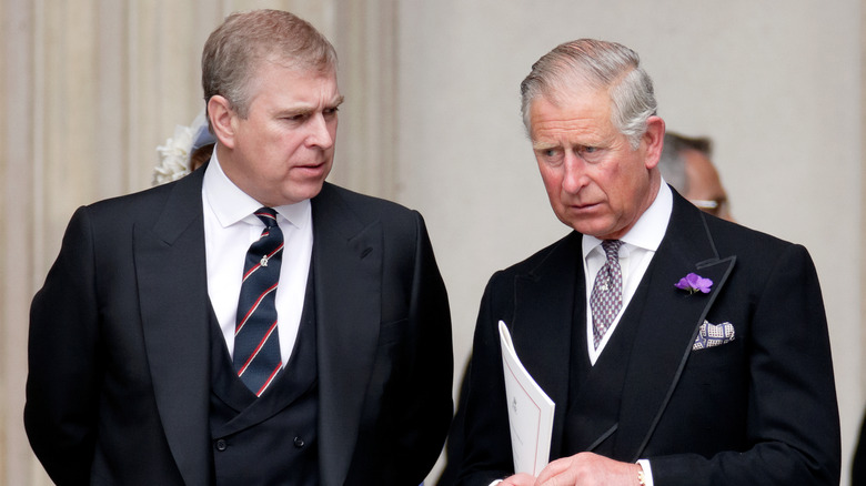 Le prince Andrew et le roi Charles III fronçant les sourcils