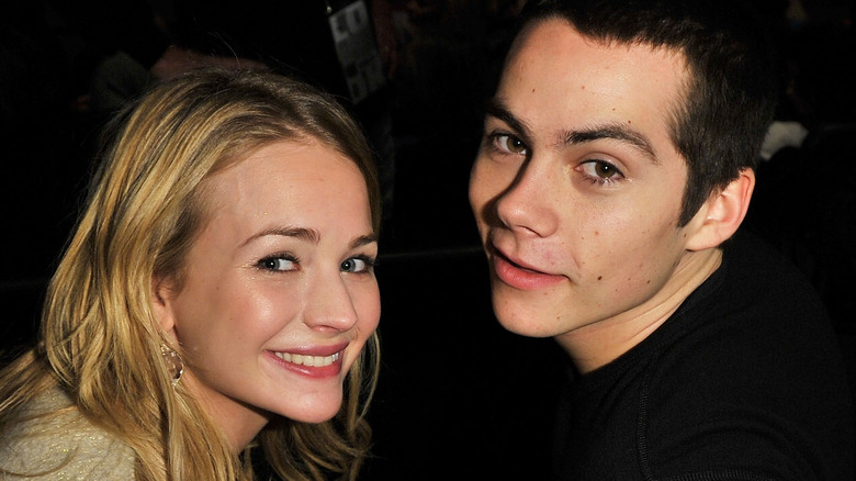 Britt Robertson, Dylan O'Brien souriant