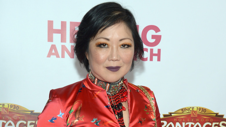 Margaret Cho avec col et haut rouge