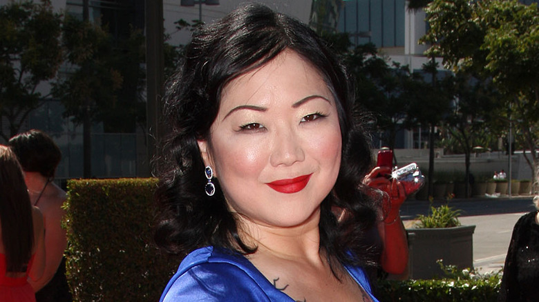 Margaret Cho souriante en robe bleue 