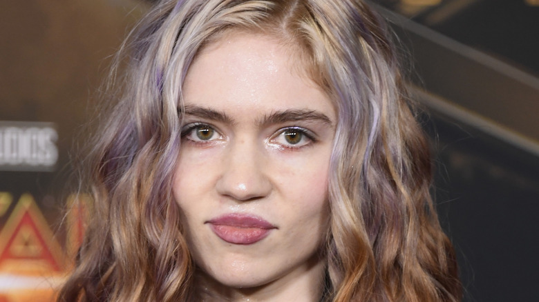 Grimes sur le tapis rouge. 