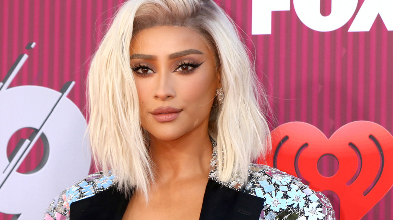 Shay Mitchell cheveux blonds décolorés