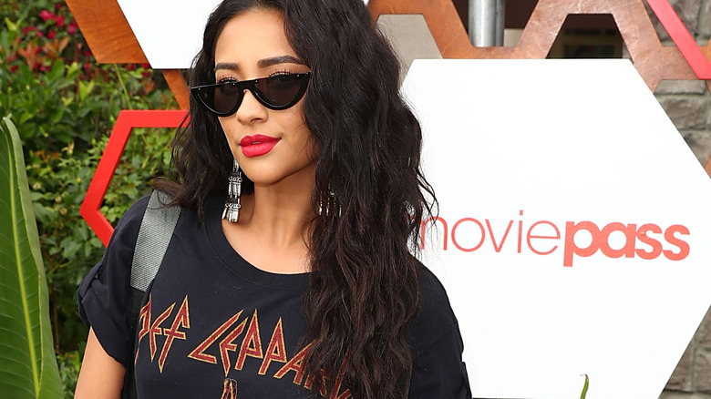 Lunettes de soleil Shay Mitchell et rouge à lèvres