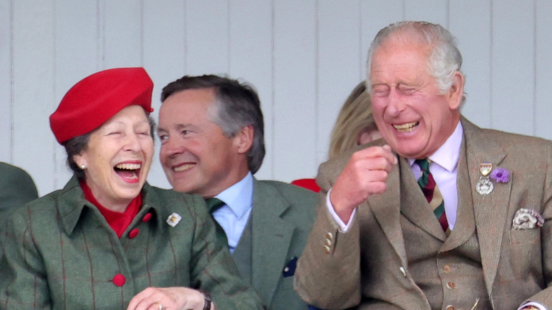 La princesse Anne rit avec le roi Charles