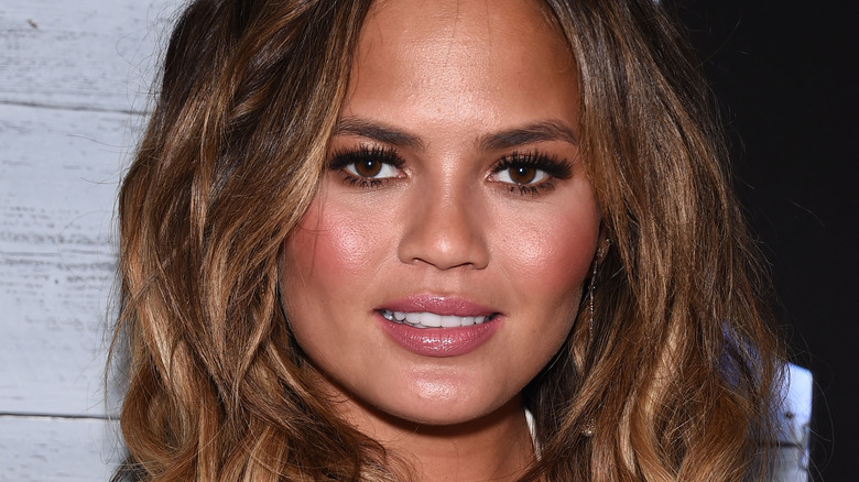 Chrissy Teigen sur le tapis rouge