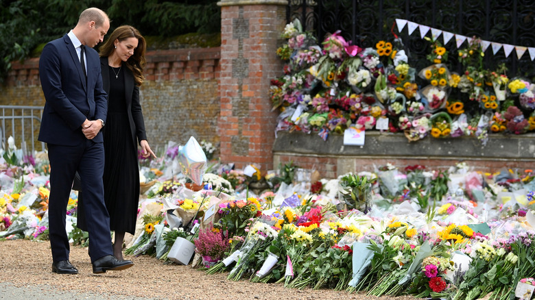 Le prince William et Kate Middleton regardent des fleurs