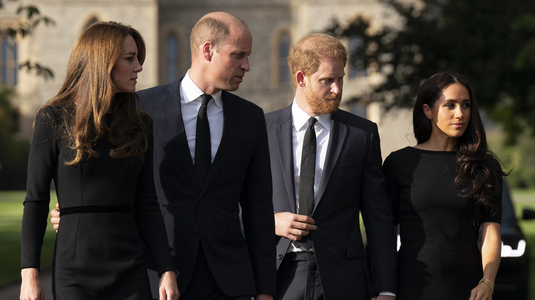 Kate Middleton, le prince William, le prince Harry et Meghan Markle sortent du château de Windsor