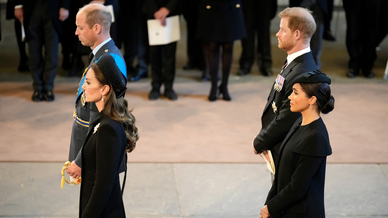 Kate Middleton, le prince William, le prince Harry et Meghan Markle lors d'un cortège funèbre pour la reine Elizabeth II