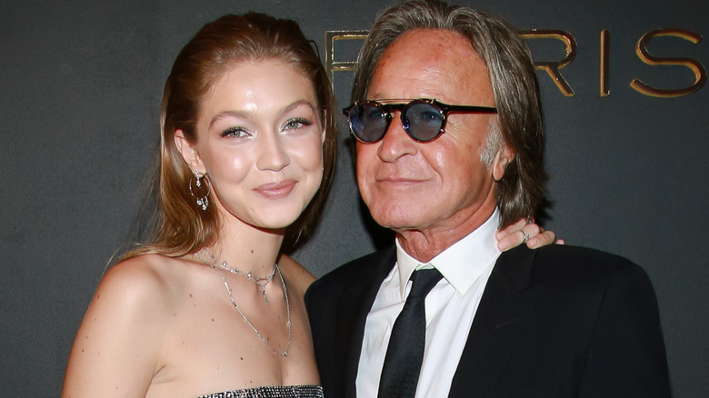 Gigi et Mohamed Hadid posant pour une photo