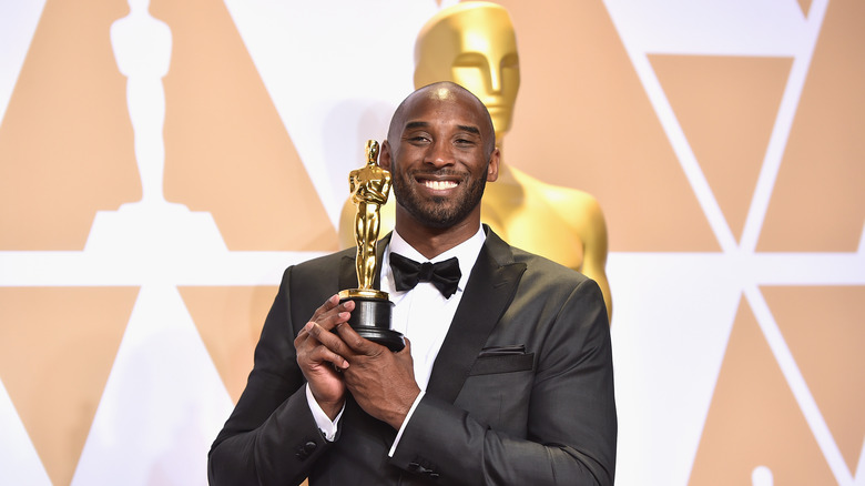 Kobe Bryant tenant le trophée oscar