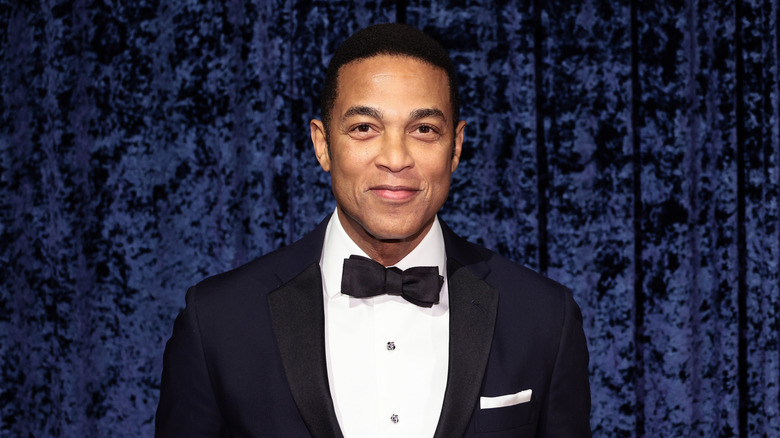 Don Lemon posant lors d'une fête d'anniversaire