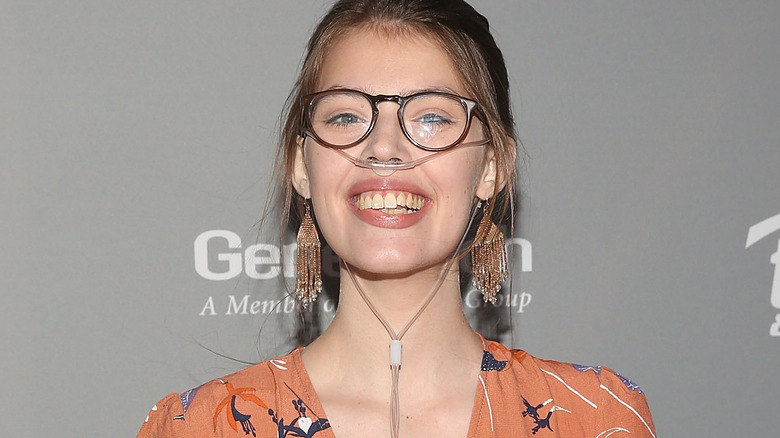 Claire Wineland souriante 