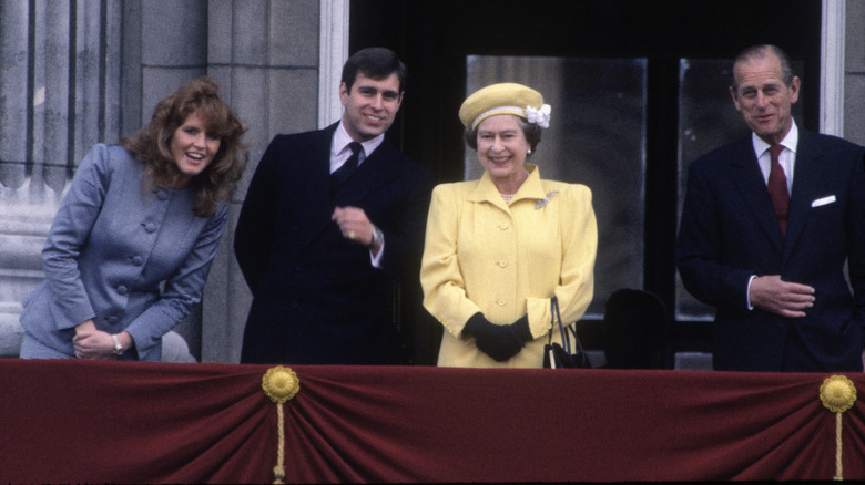Sarah Ferguson, posant avec le prince Andrew, la reine Elizabeth II et le prince Philip