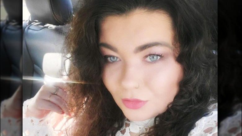 Amber Portwood fait la moue en selfie