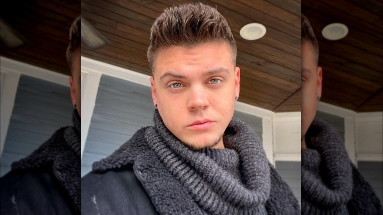 Écharpe gris selfie Tyler Baltierra