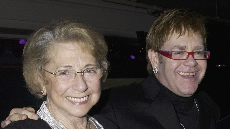 Sheila Farebrother et Elton John souriant