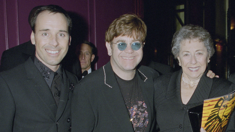 David Furnish, Elton John et Sheila Farebother posant ensemble