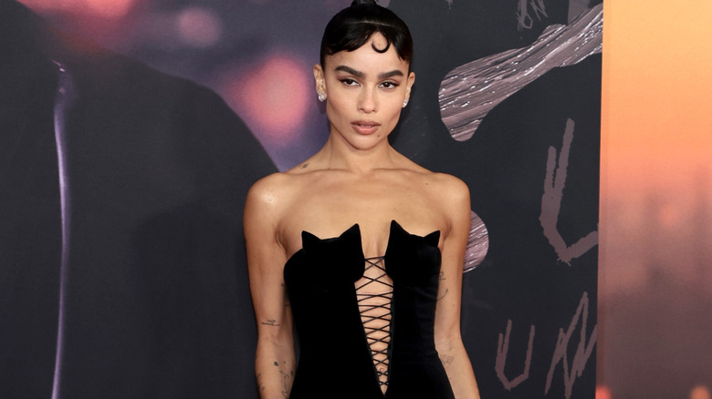 Zoë Kravitz posant dans une robe style Catwoman