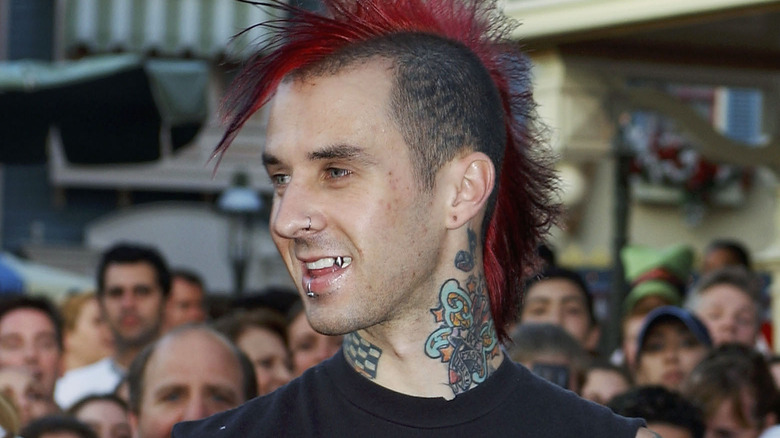 Travis Barker avec un mohawk rouge