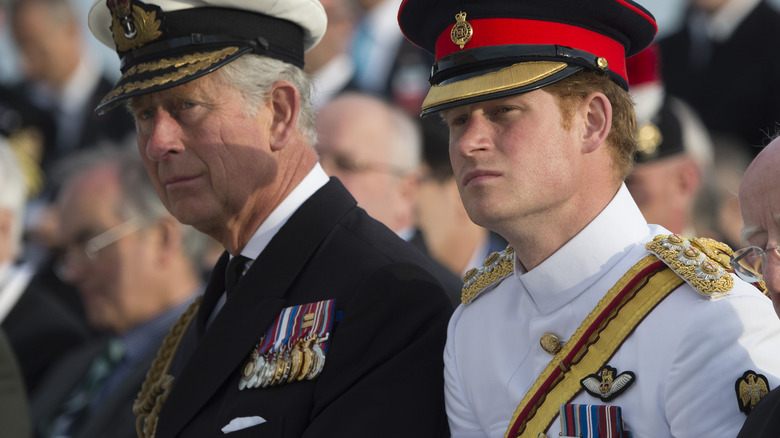 Le roi Charles et le prince Harry en uniforme