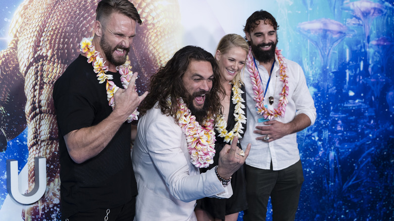 Jason Momoa pose à l'avant-première d'Aquaman