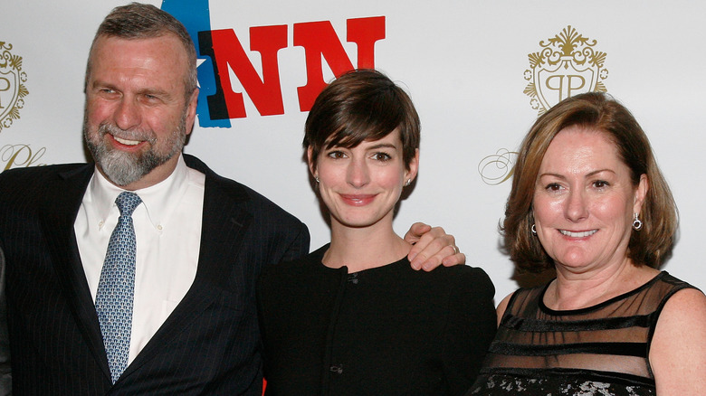 Anne Hathaway posant avec ses parents