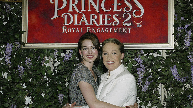 Anne Hathaway, Julie Andrews s'étreignant