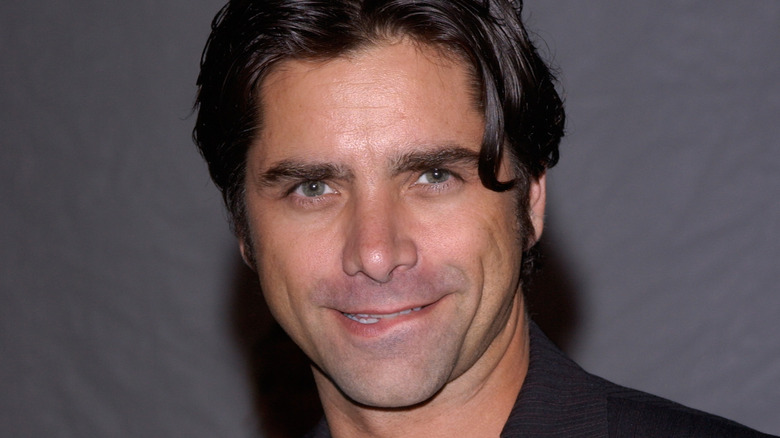 John Stamos se mord la lèvre