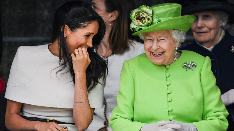 Meghan Markle, la reine Elizabeth en riant