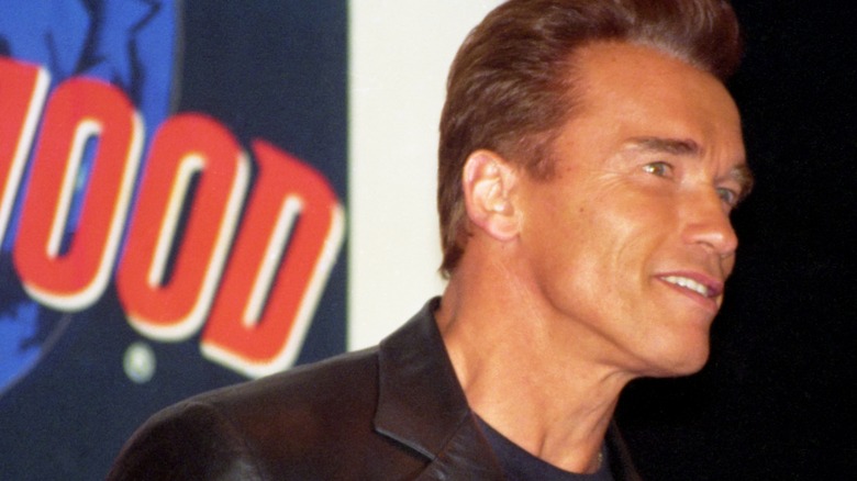 Arnold Schwarzenegger devant Planet Hollywood