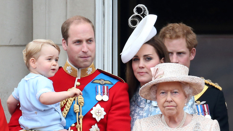 Le prince William posant avec la reine Elizabeth, Kate Middleton et le prince George