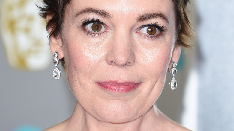 Olivia Colman porte de grosses boucles d'oreilles