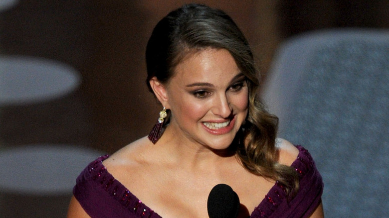 Natalie Portman s'exprimant aux Oscars