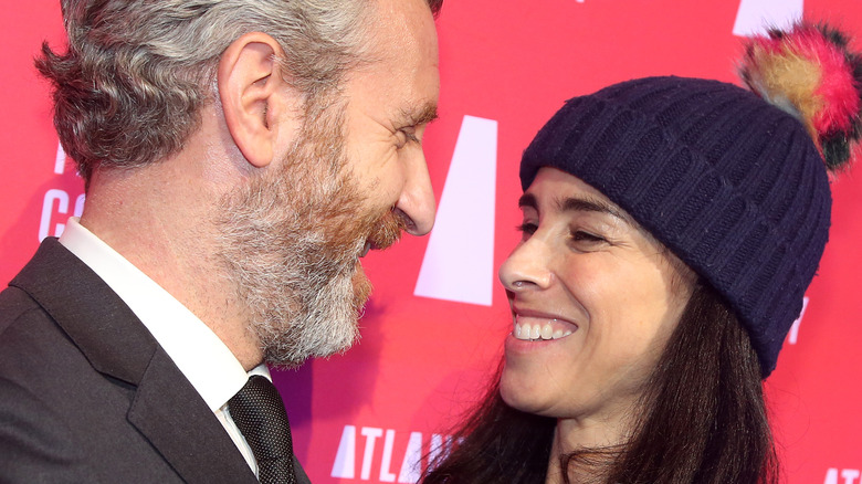 Rory Albenese et Sarah Silverman sourient