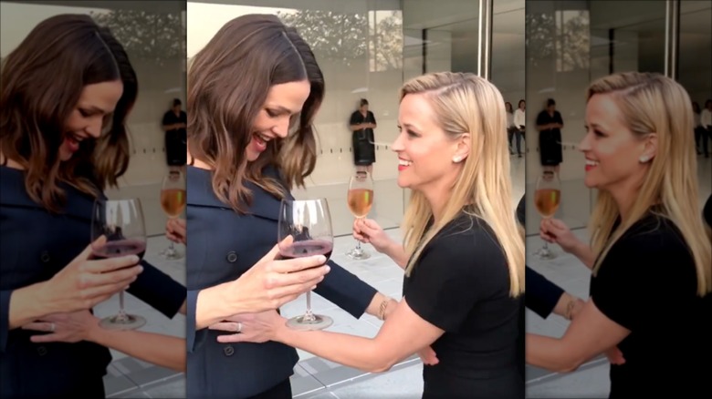 Jennifer Garner et Reese Witherspoon se frottent le ventre