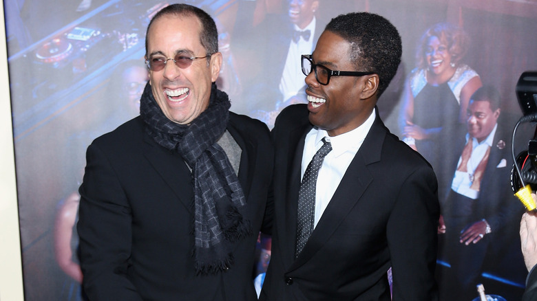 Chris Rock et Jerry Seinfeld s'étreignant lors d'une première en 2014.