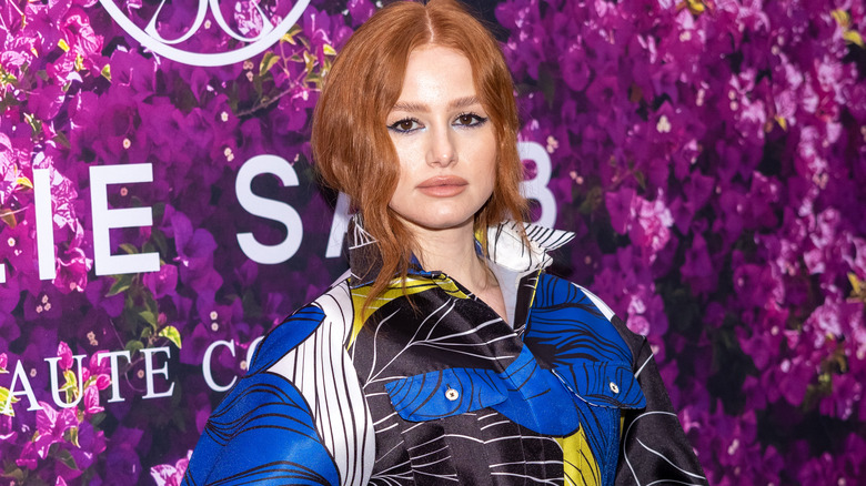 Madelaine Petsch sur fond violet