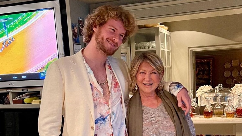 Yung Gravy avec un bras autour de Martha Stewart