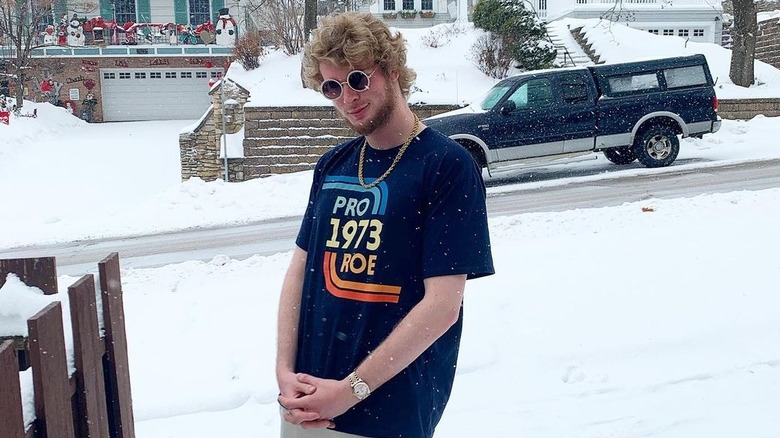 Yung Gravy posant dans la neige