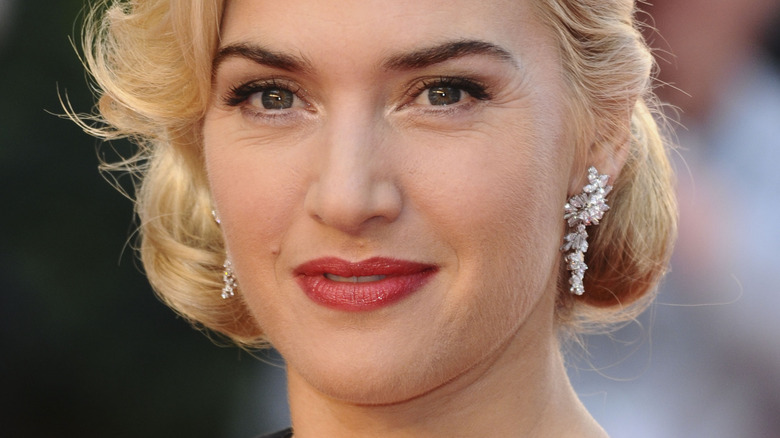 Kate Winslet posant