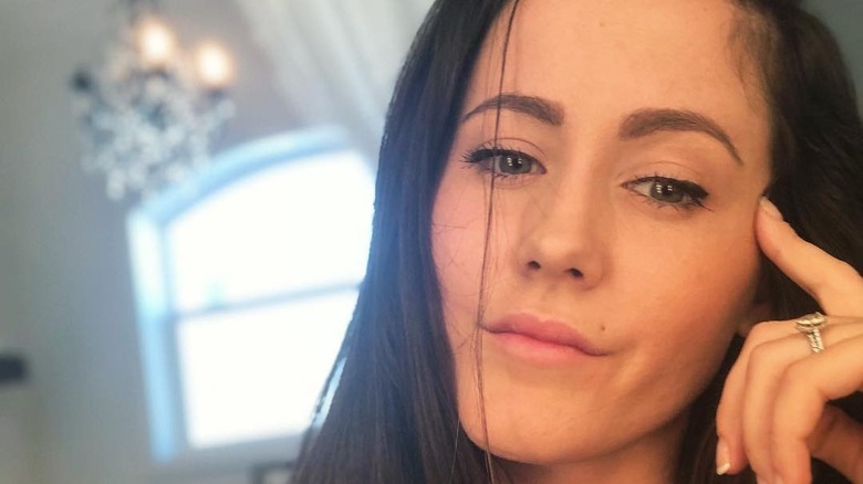 Jenelle Evan pointant la tête du doigt