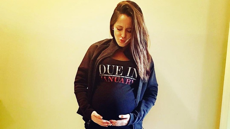 Jenelle Evans embrasse le ventre de sa femme enceinte